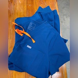 Deep blue Figs scrub set